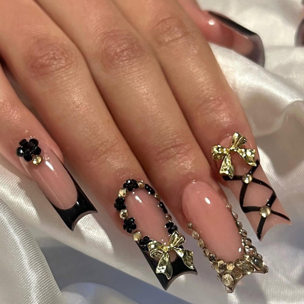 Dekorative 3D Schleife und florale Nagelkunstverlängerungen Brehn