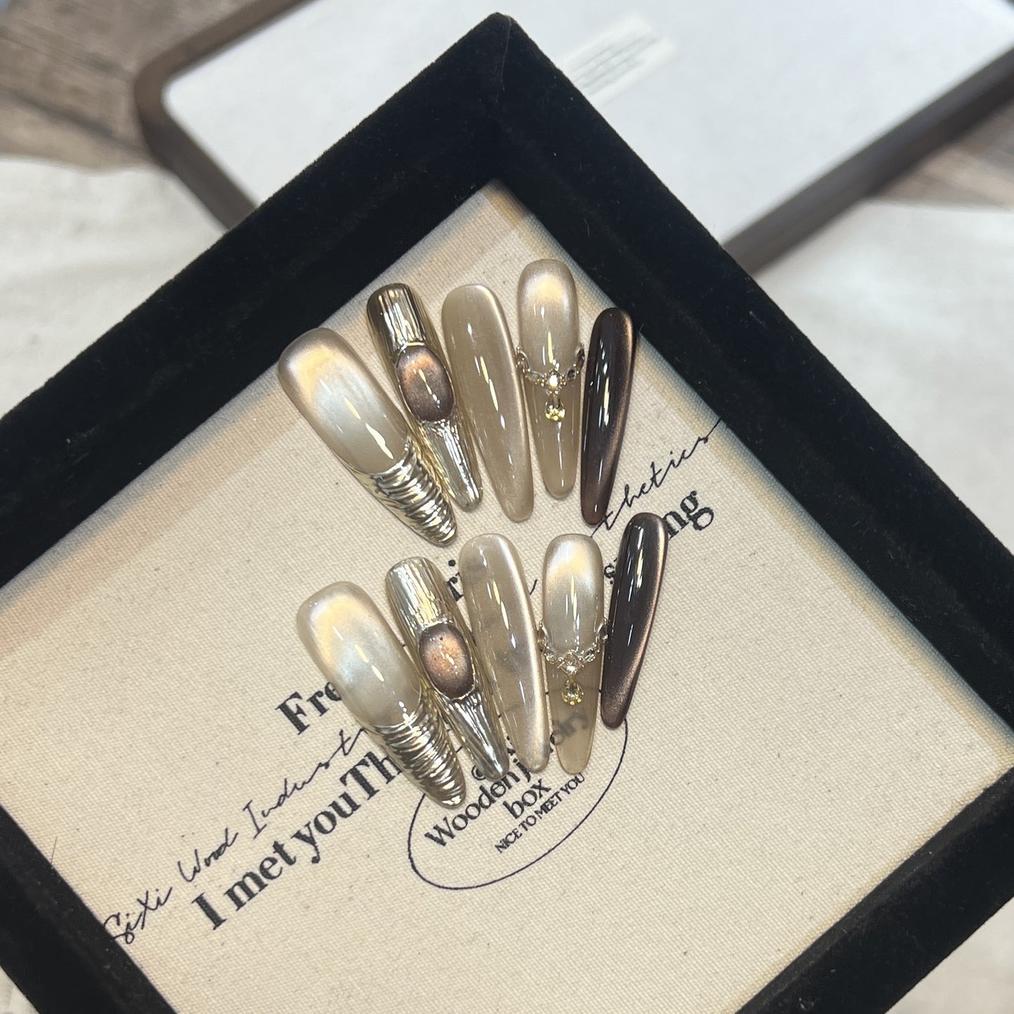 Künstlerisches Press-On-Nageldesign Brehn