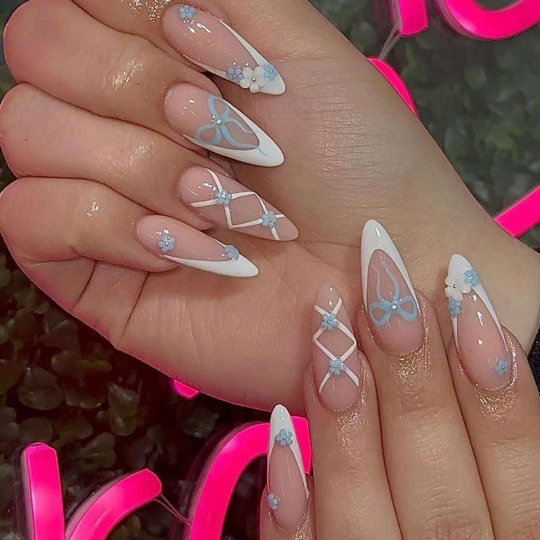 Kunstnagelset mit eleganten 3D-Blüten und glamourösen Akzenten Brehn