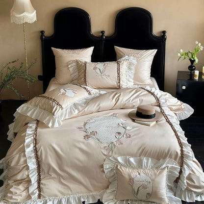 Romantisches Rüschensatin-Look Bettwäsche-Set mit gepolstertem Blumenmedaillon & Rüschenkissenbezügen