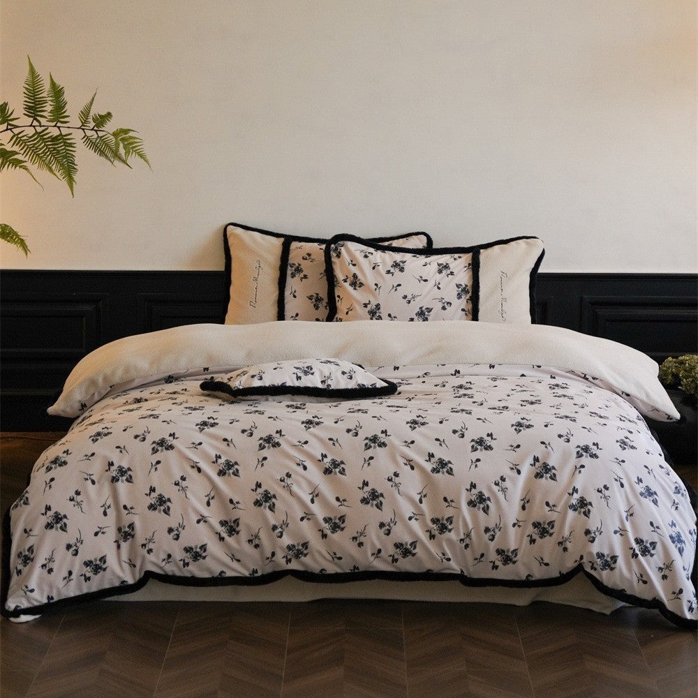 Premium-Baumwollsatin-Bettbezug mit floraler Minimalstickerei und kuscheliger Sherpa-Kante