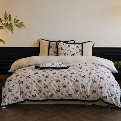 Premium-Baumwollsatin-Bettbezug mit floraler Minimalstickerei und kuscheliger Sherpa-Kante