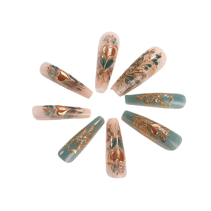 Kunstnägel mit floralen Design-Elementen Brehn