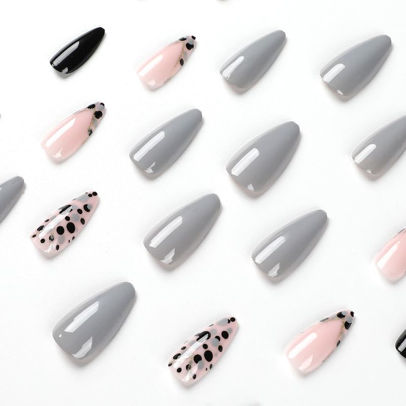 Kunstvolle Stiletto-Nägel mit elegantem Akzent-Design Brehn