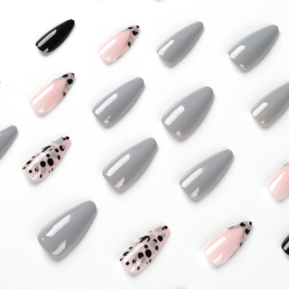 Kunstvolle Stiletto-Nägel mit elegantem Akzent-Design Brehn