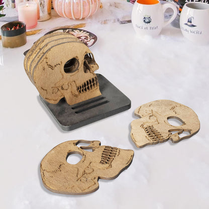 Set aus lasergravierten Holz-Untersetzern in Totenkopf-Form mit Aufbewahrungsständer
