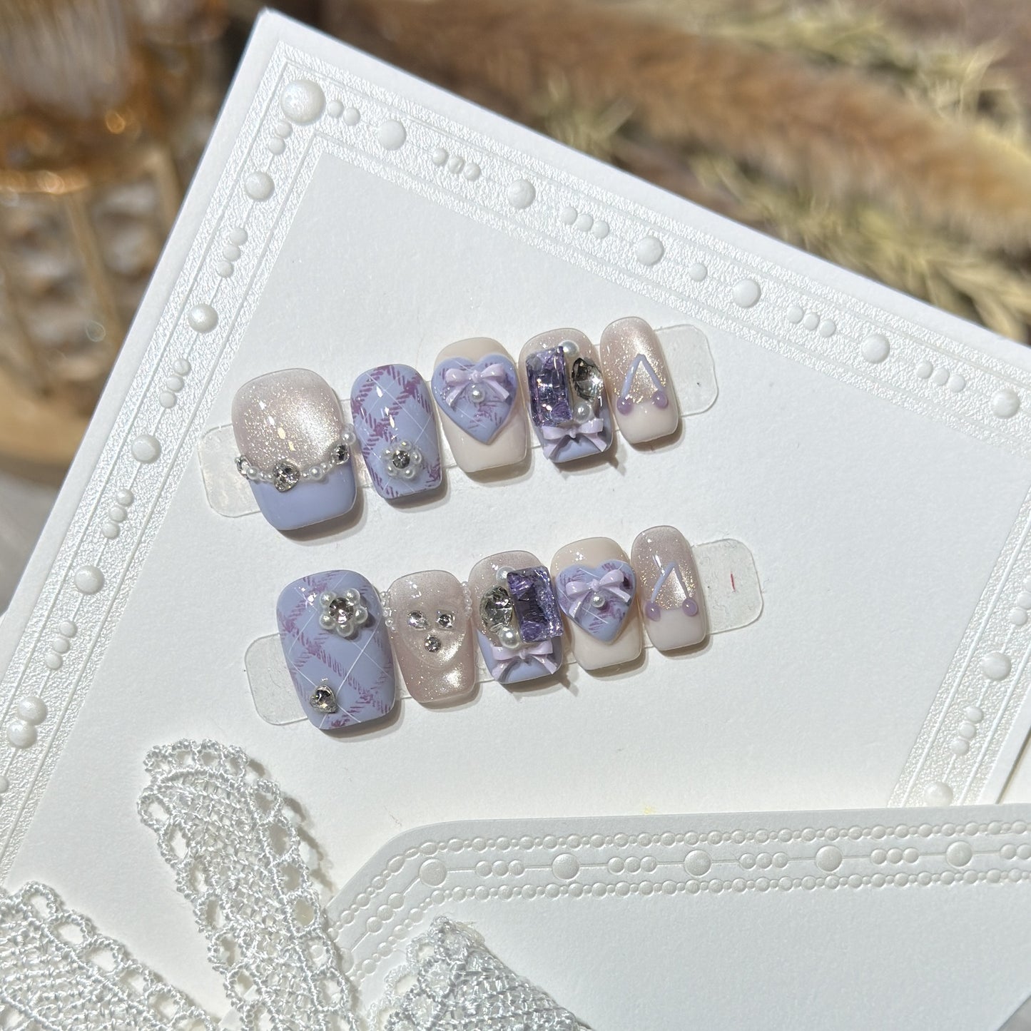 Dekorativer Luxus Druck-Nagelset mit elegantem Bogen und Edelsteinakzenten Brehn