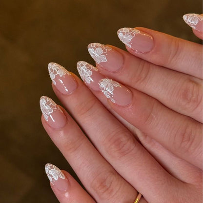 Kunstvolle Stiletto-Nägel mit floralen Verzierungen Brehn