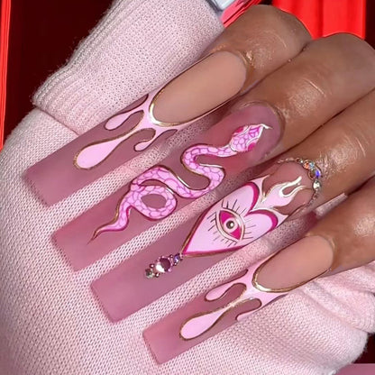 Kunstvolle Nagelverlängerungen mit schlangen- und blumenverzierung Brehn