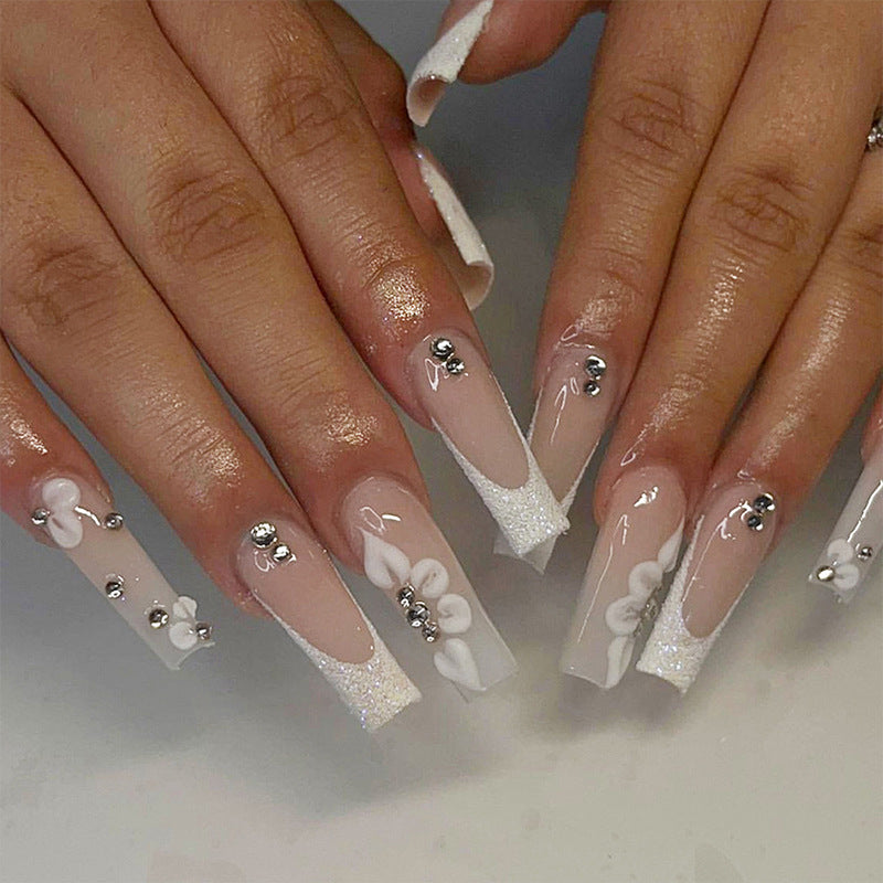Glamouröse Stiletto Kunstnägel mit floralen Details Brehn
