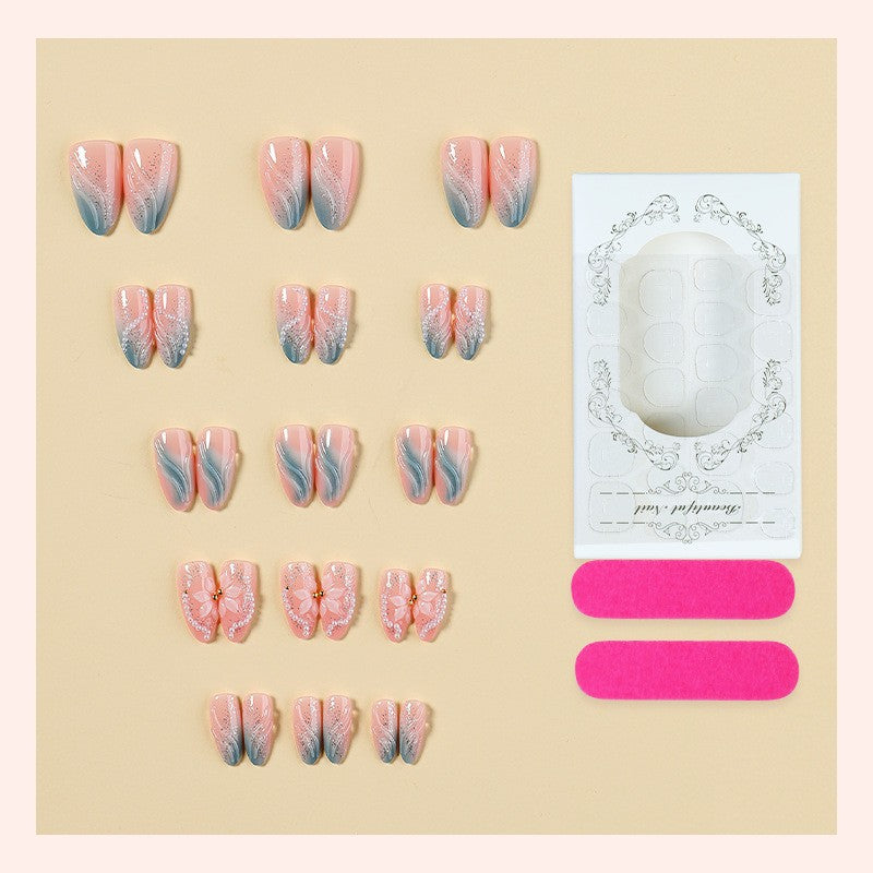 Kunstnagelset mit floralem Design und zarten Akzenten Brehn