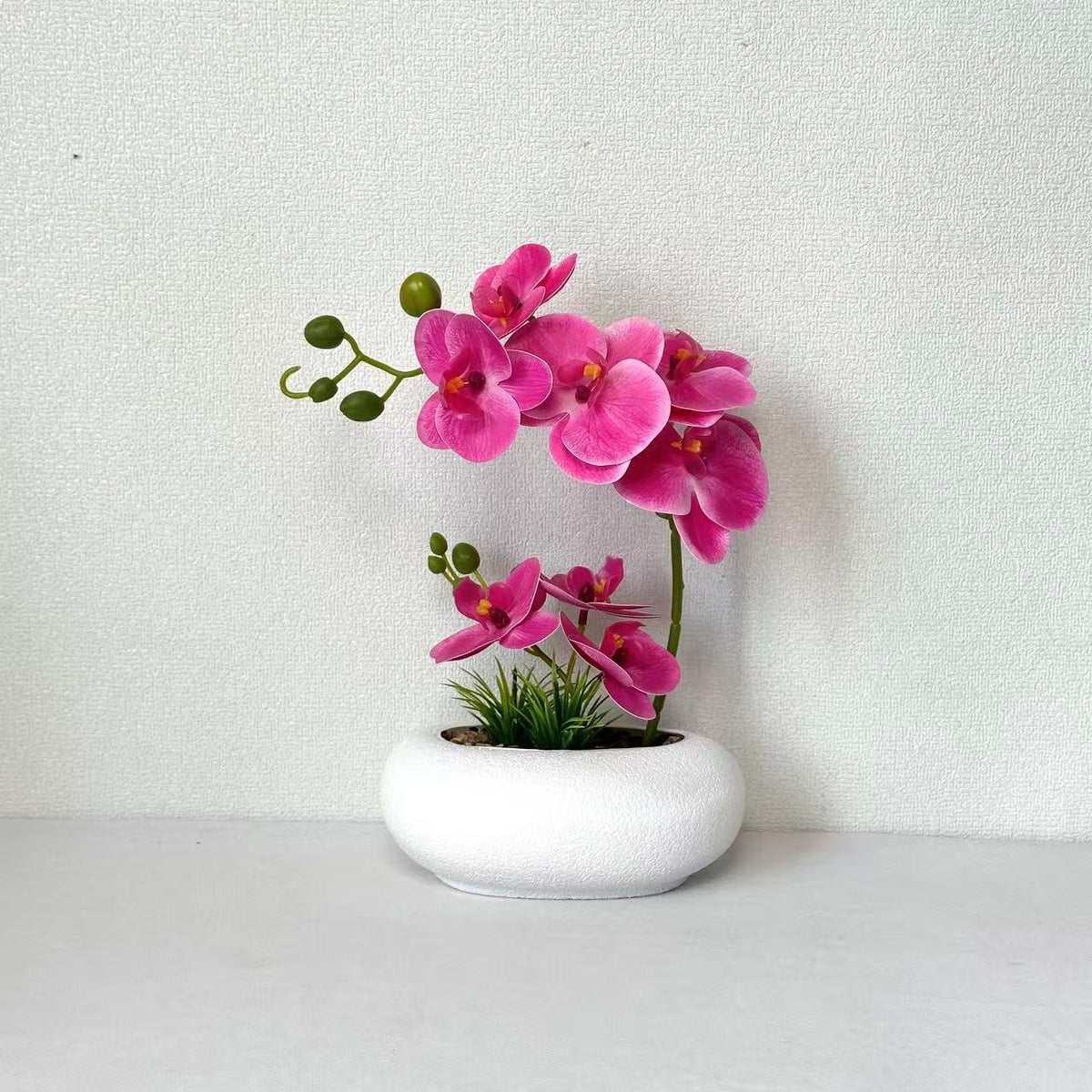 Lebensechte Orchideenpflanzenanordnung für die Heimdekoration