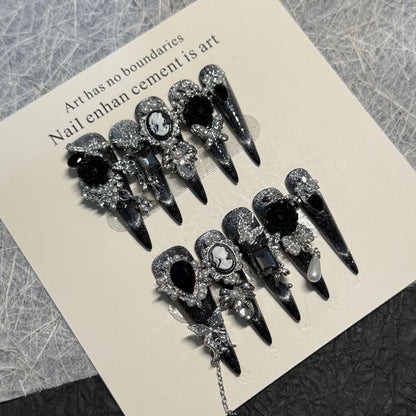 Gothic-inspirierte dekorative Nagelkunst-Erweiterungen