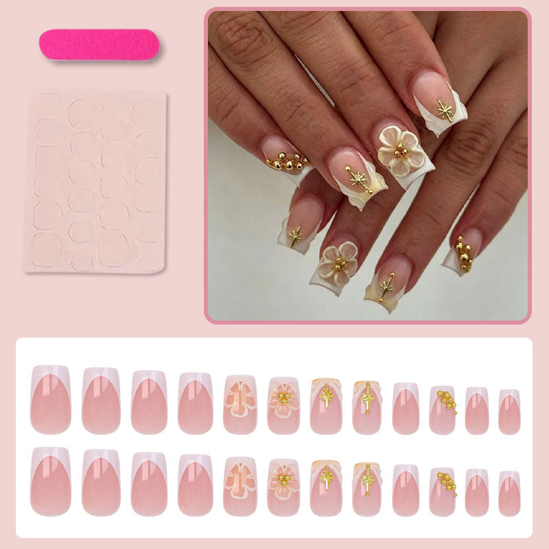 Kunstnagelset mit zarten Blüten- und Goldverzierungen Brehn