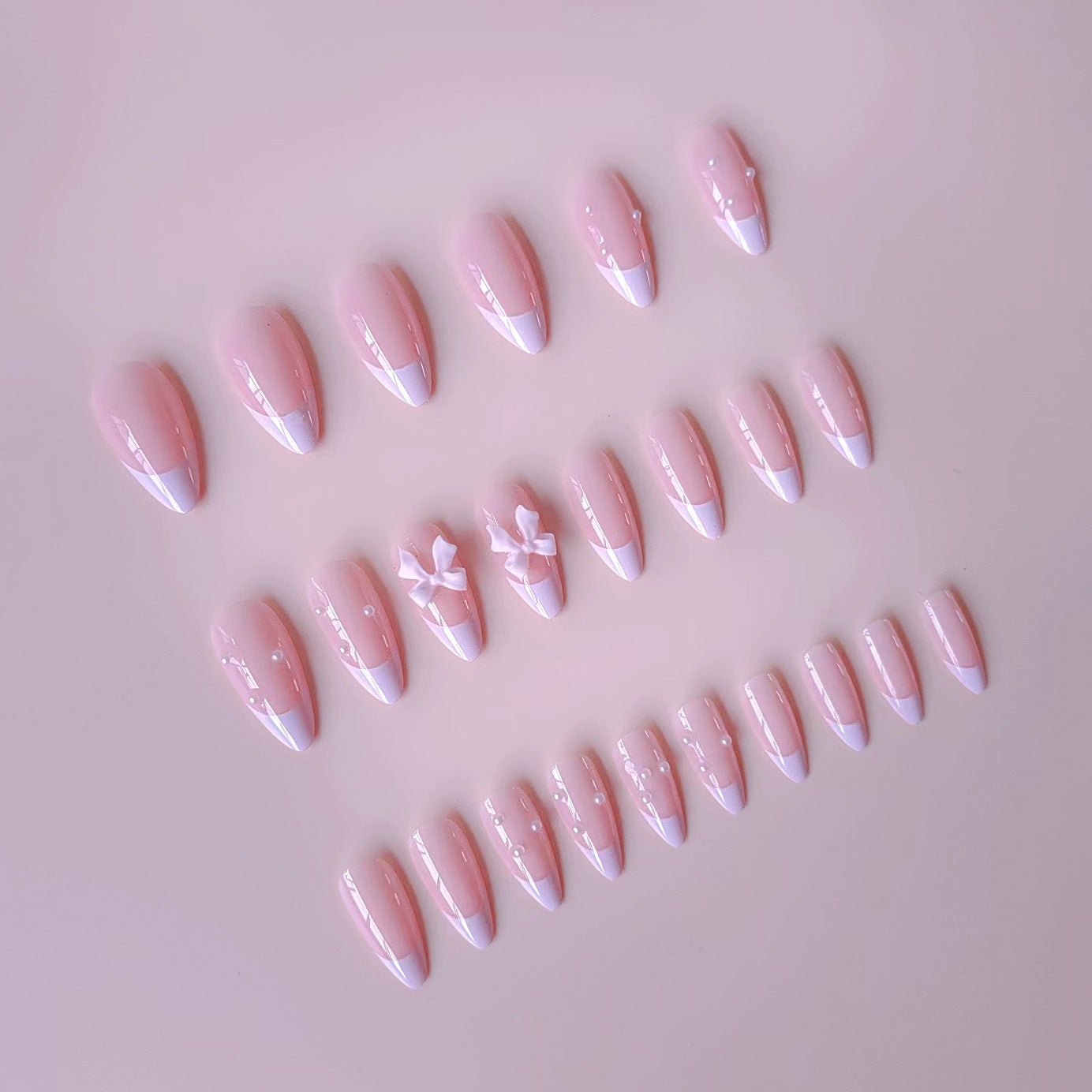 Kunstnagelset mit schimmernden 3D-Schleifen und eleganten Perlenakzenten Brehn