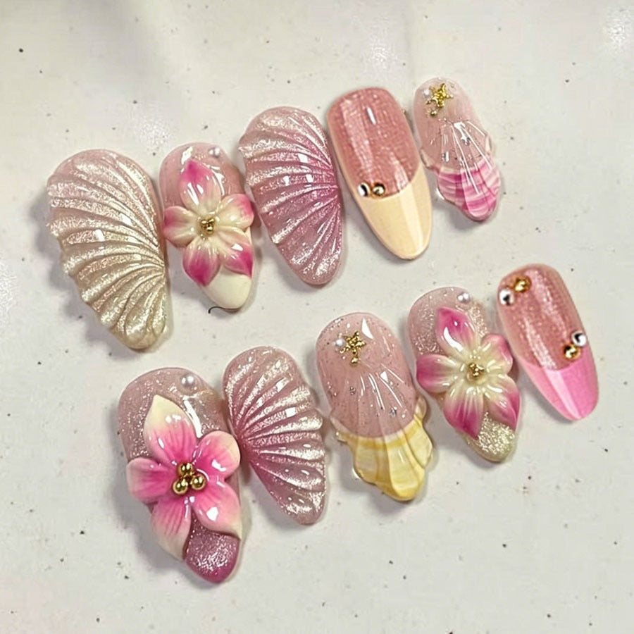 Kunstnagelset mit kunstvollen Blumen- und Muschelmuster Brehn