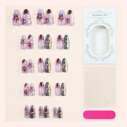 Kunstnagelset mit eleganten Blütenverzierungen Brehn