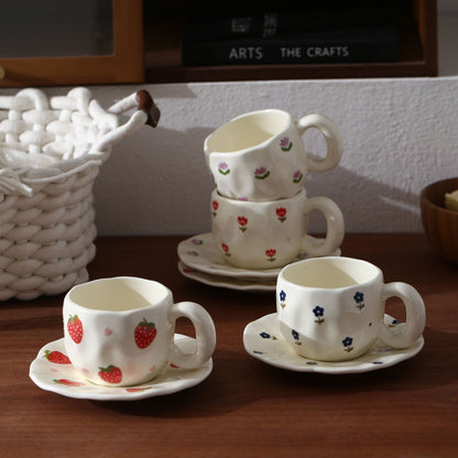 Keramik-Tasse mit handbemaltem Tulpenmuster und organischer Form