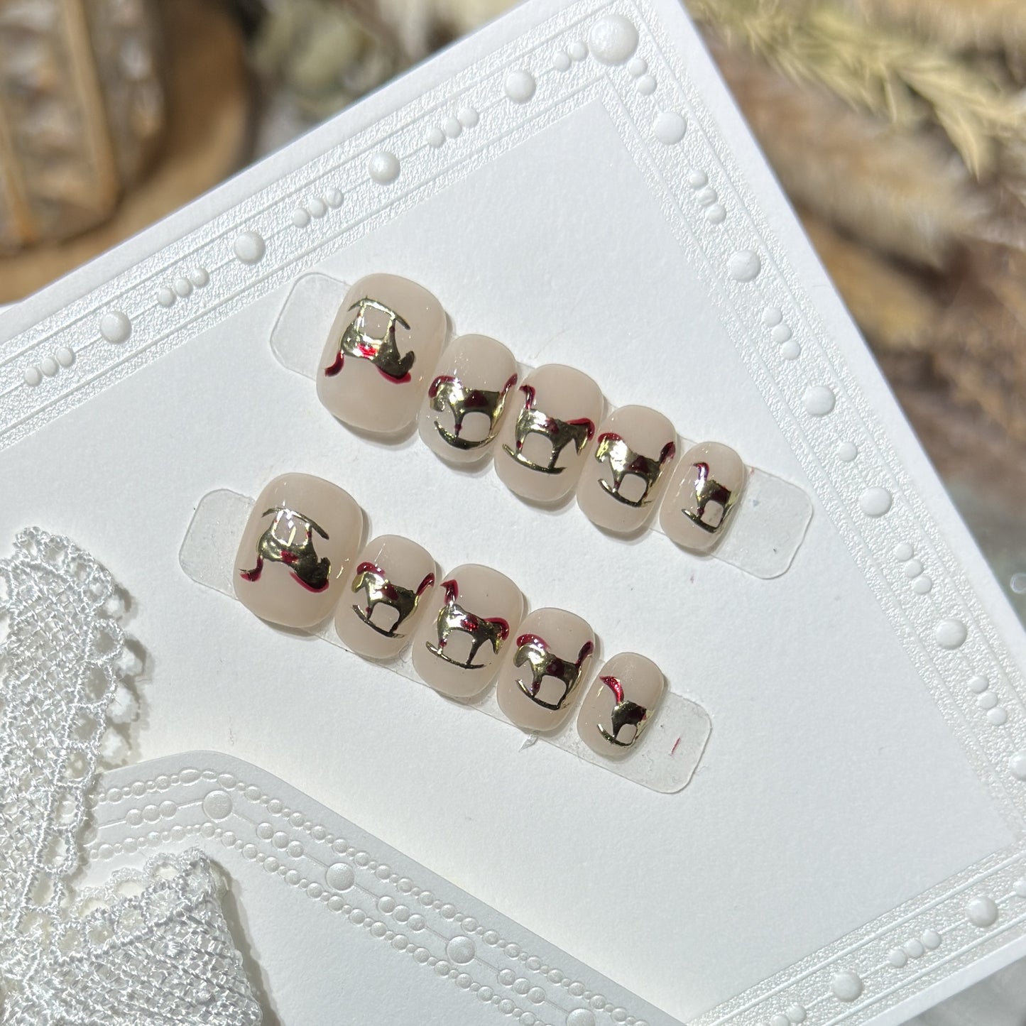 Dekoratives Press-On Nagelkunstset mit goldenen Akzentdesigns Brehn