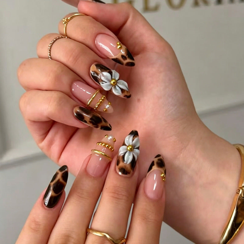 Kunstvolle Nagelspitzen mit tierischen Motiven Brehn