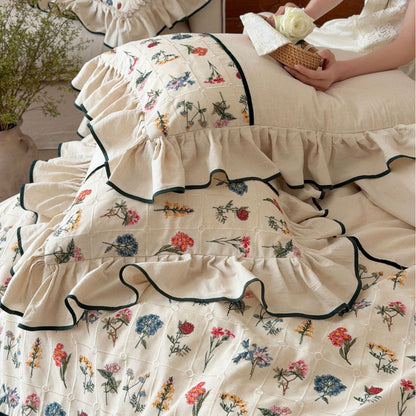 Vintage Cottage Floral Gepatchtes Bettüberwurf Ensemble mit Rüschensaum & Bestickten Kissenbezügen