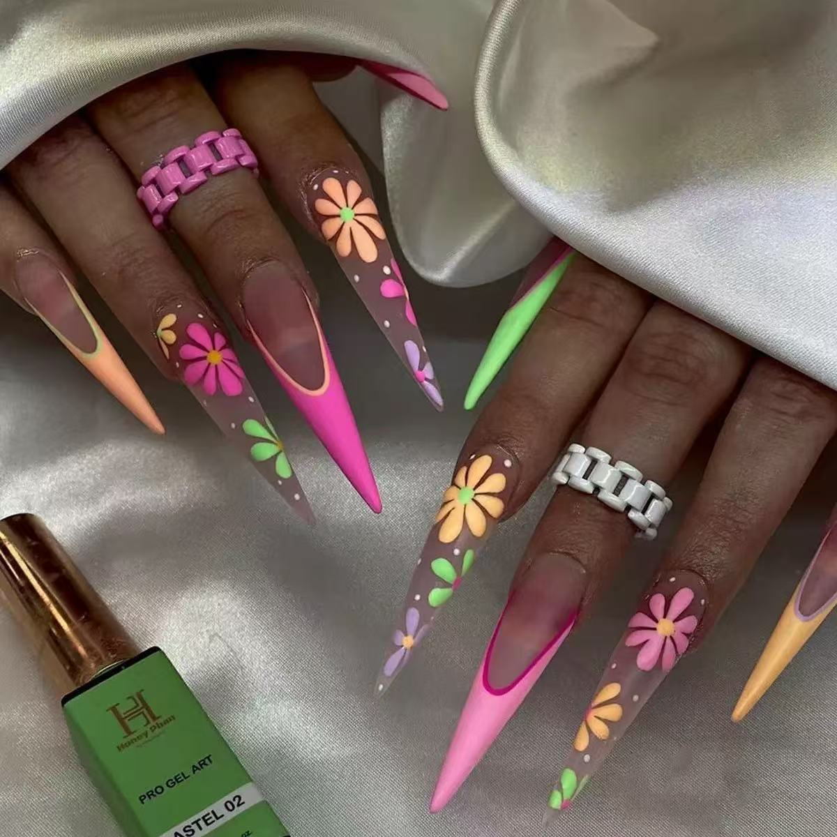 Kunstnagelset mit verspieltem Blumendesign und elegantem Hochglanz-Finish Brehn