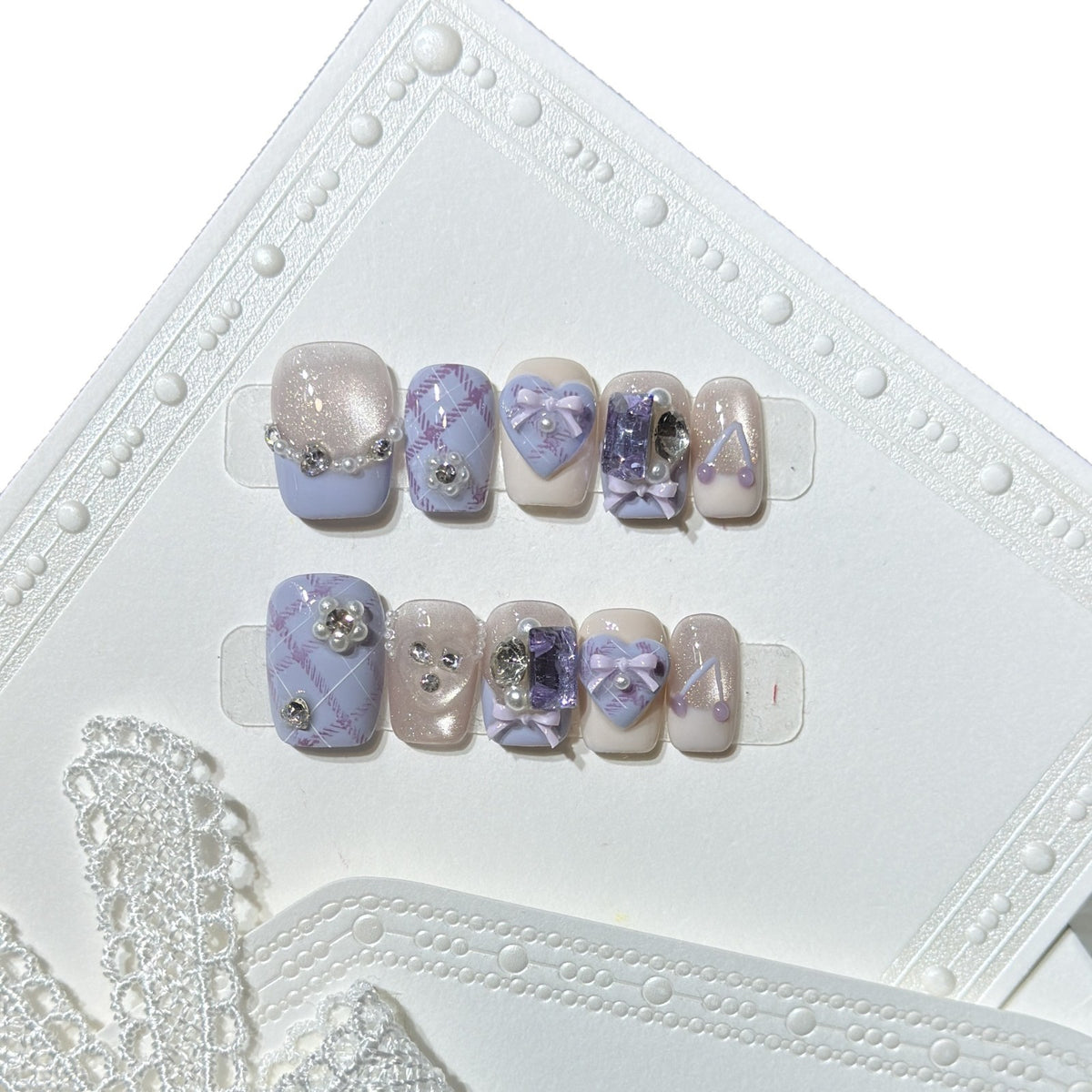 Dekorativer Luxus Druck-Nagelset mit elegantem Bogen und Edelsteinakzenten Brehn