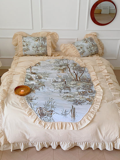 Romantische Bettgarnitur mit Musselin‑Optik, Volantkante und Toile‑Läufer