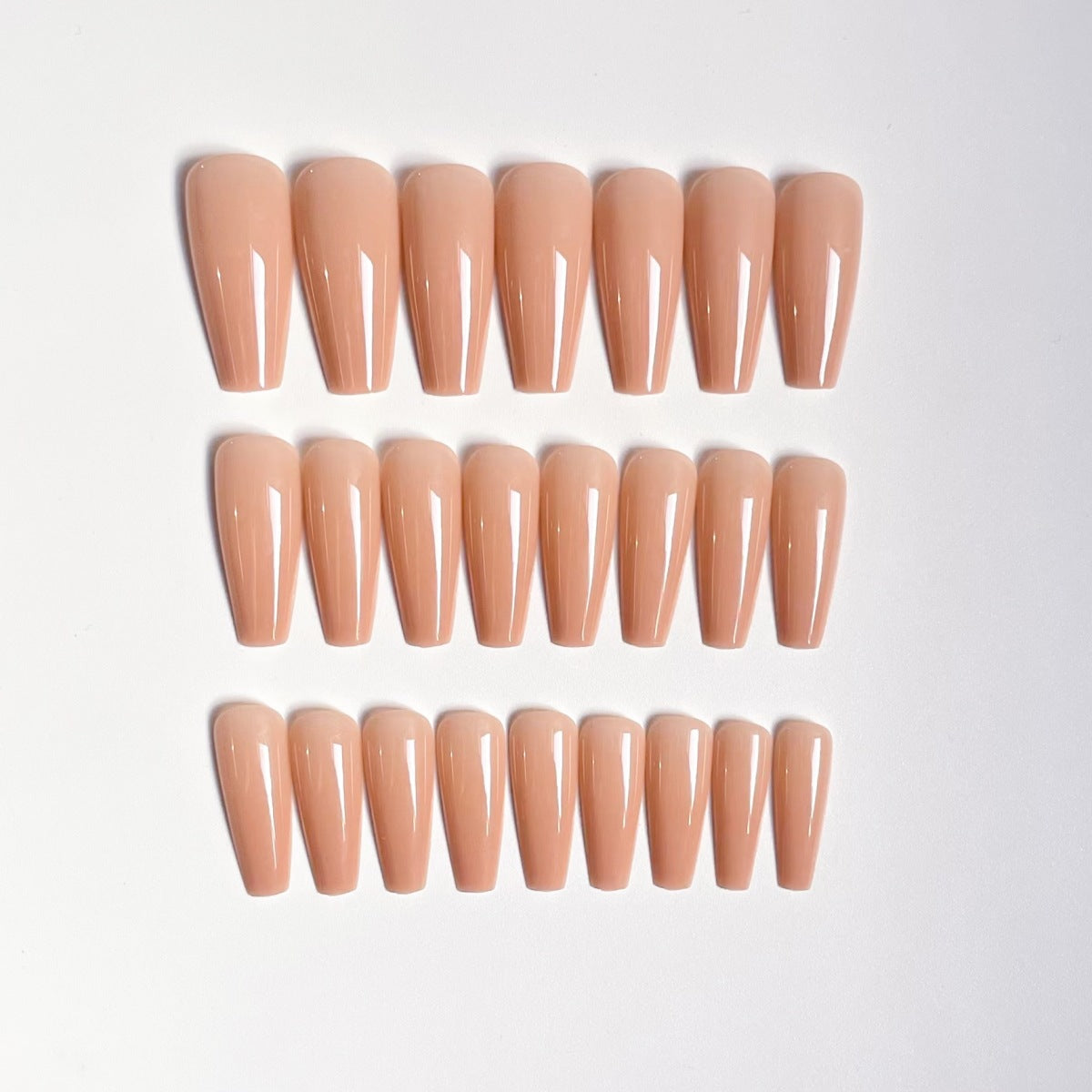 Elegante glänzende Nagelerweiterungen Brehn