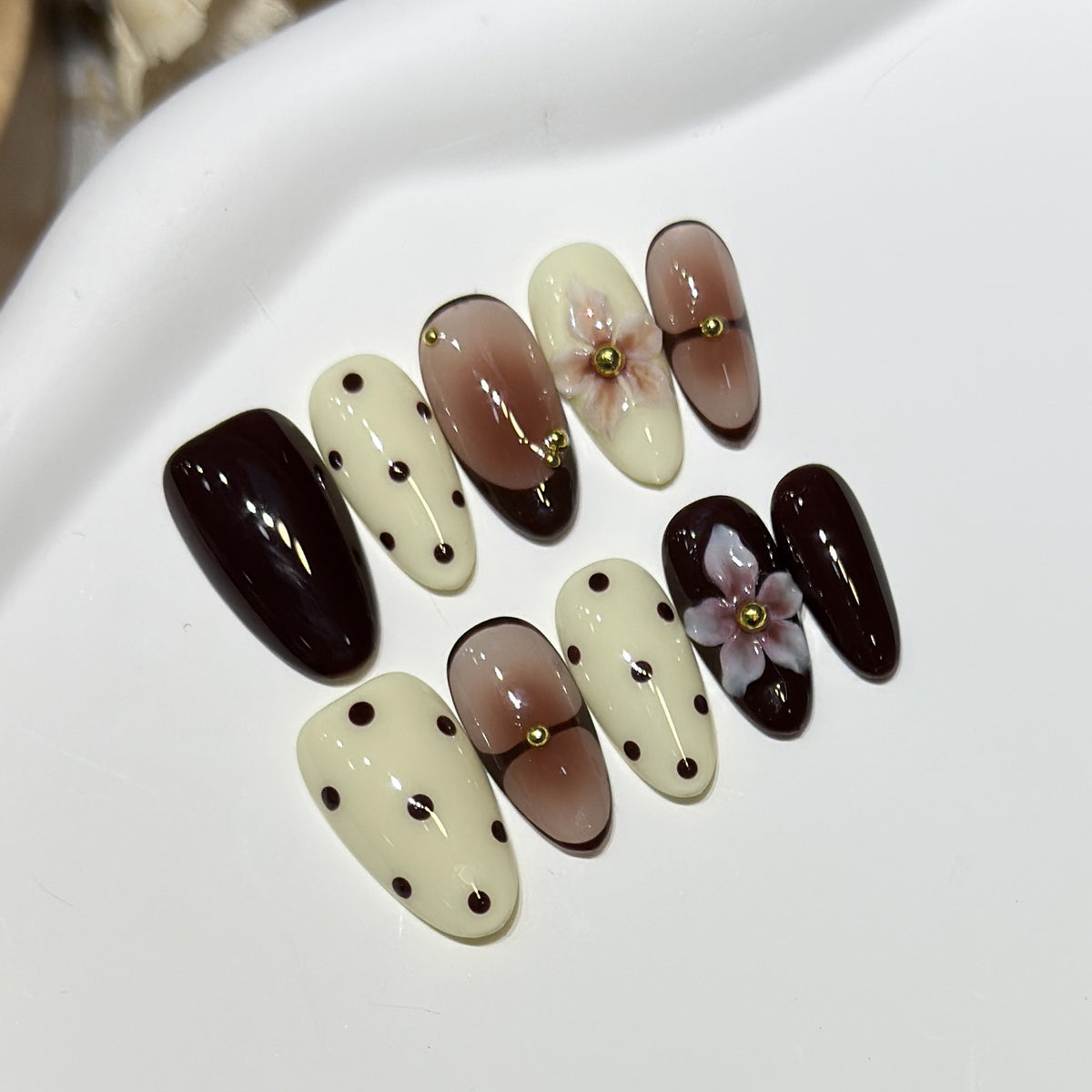 Elegantes Floral Stiletto Nagelkunst Set Brehn