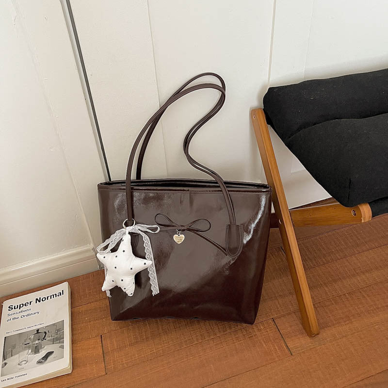 Glänzende Tote Bag mit Herz-Anhänger