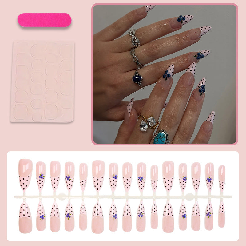 Kunstnagelset mit stilvollen Punkten und floralen Verzierungen Brehn