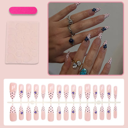 Kunstnagelset mit stilvollen Punkten und floralen Verzierungen Brehn