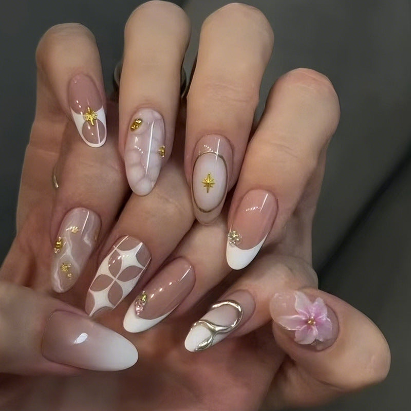 Kunstnagelset mit romantischen Blumen- und eleganten Design-Elementen Brehn