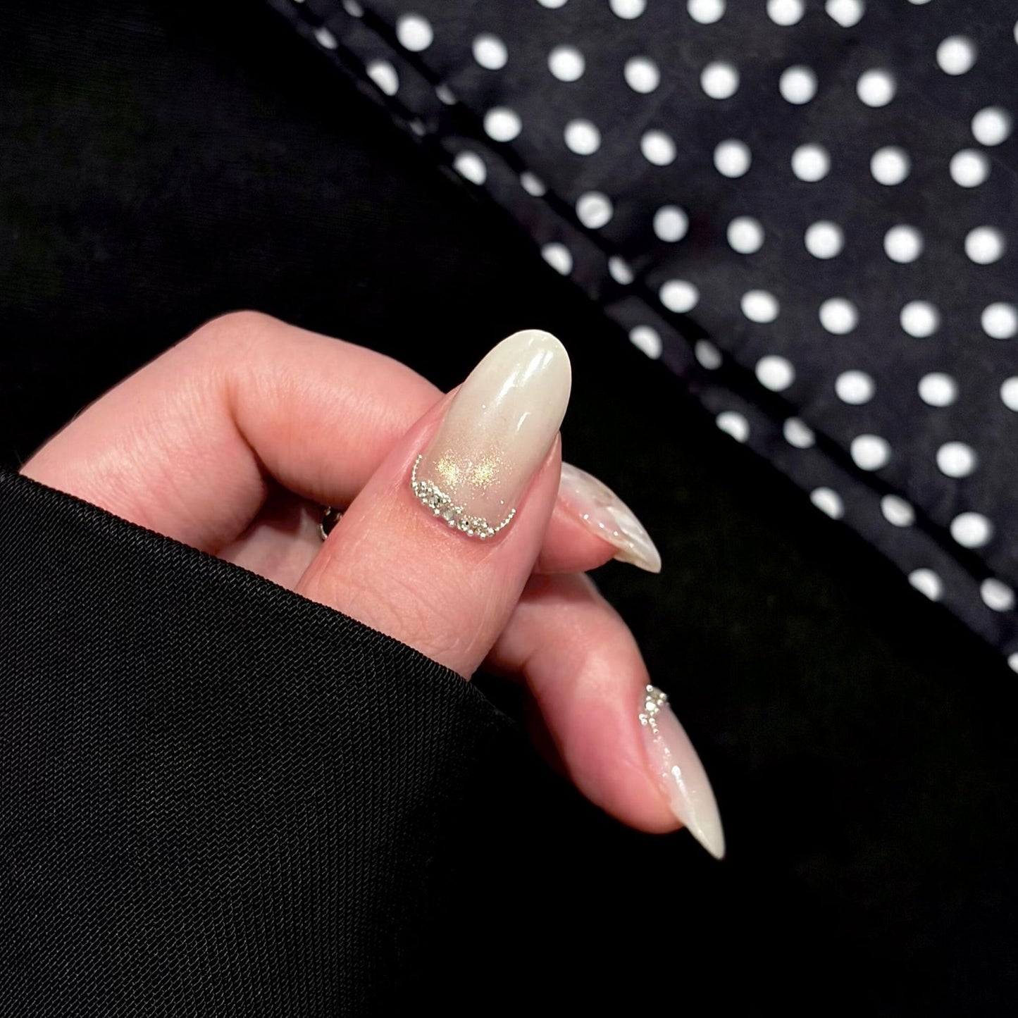 Kunstnägel mit Schimmernden Akzenten und Eleganten Applikationen Brehn
