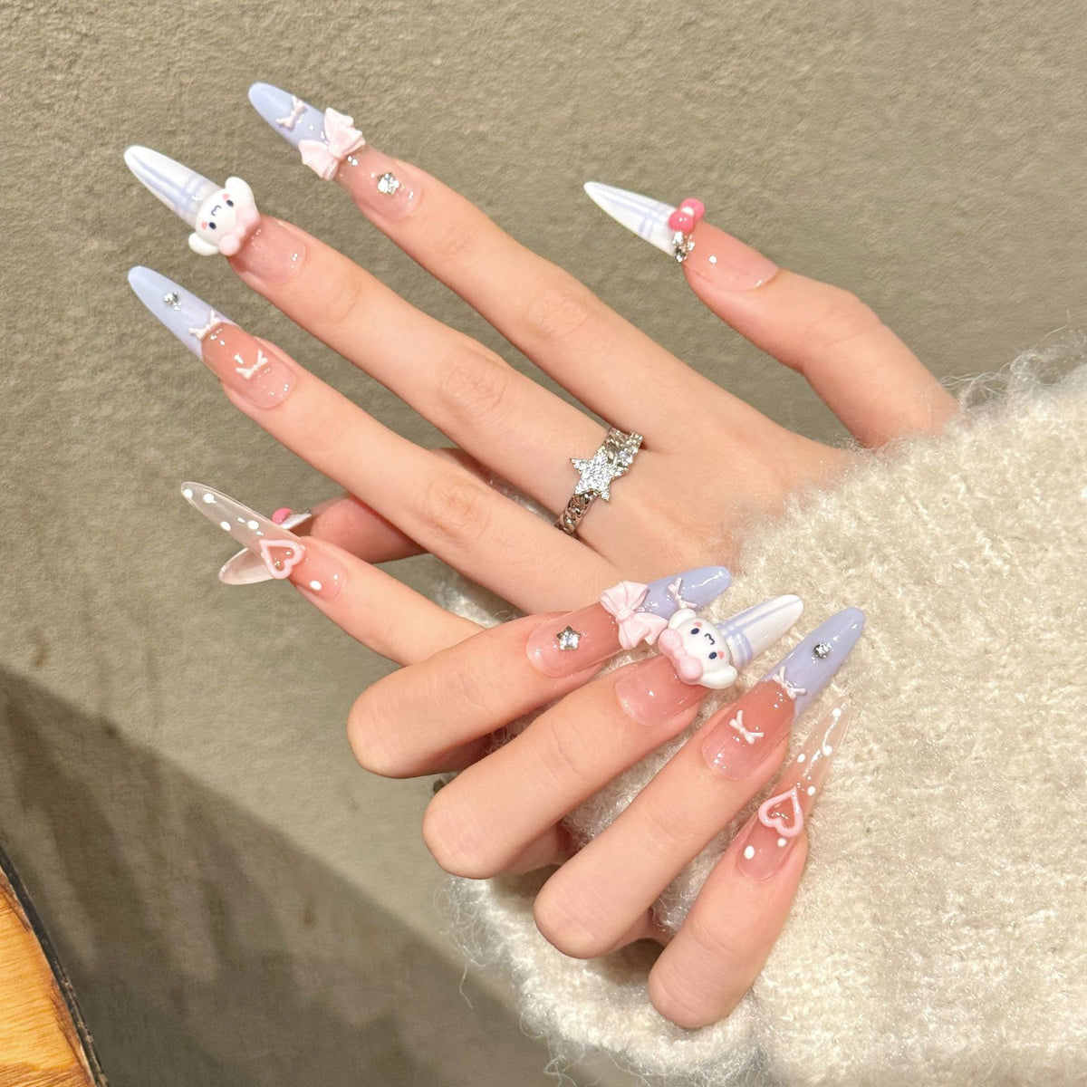 Dekoratives Press-On Nagelkunst-Set mit fantasievollen Charakteren