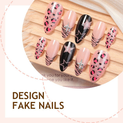 Modisches Kunstnagelset mit tierischen und glitzernden Akzenten Brehn