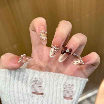 Elegantes Press-On-Nageldesign mit Strassakzenten Brehn