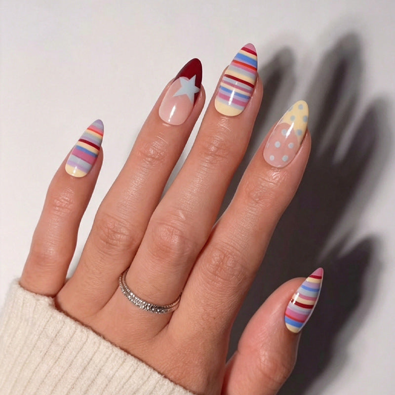 Kunstnagelset mit bunten Streifen und kreativen Designs Brehn