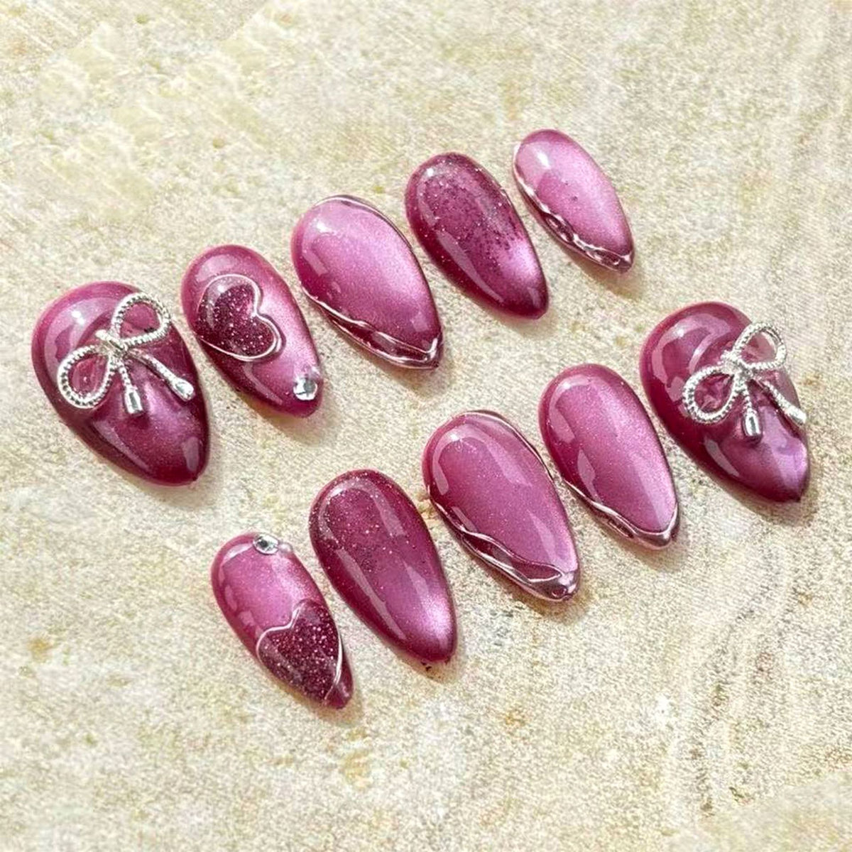 Dekoratives Press-On Nagelkunst-Set mit Herz- und Schleifendetails Brehn