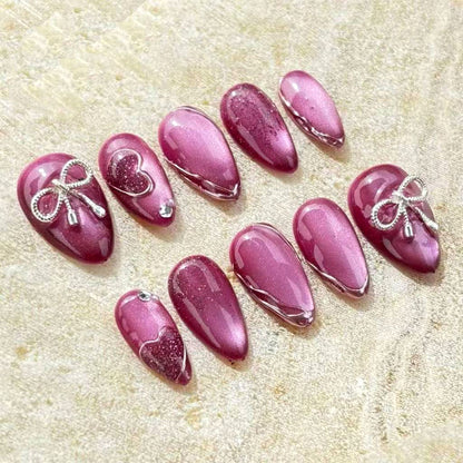 Dekoratives Press-On Nagelkunst-Set mit Herz- und Schleifendetails Brehn