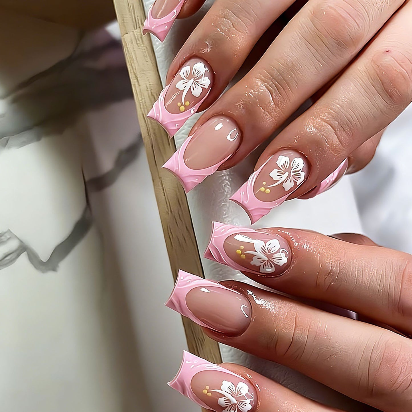 Kunstnägel mit floralen Designs und eleganter Form Brehn