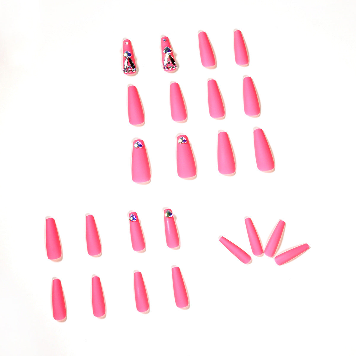 Kunstvolle Nagelkunst mit Glitzer- und Herzakzenten Brehn