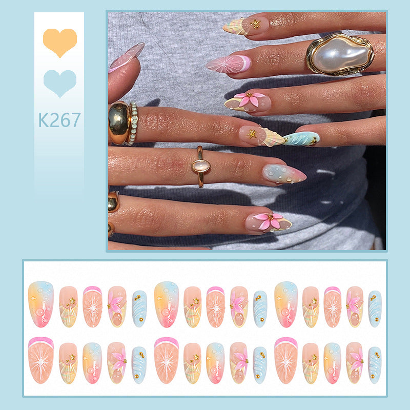 Kunstnägel mit kreativem Blumen- und Glitzerdetail Brehn