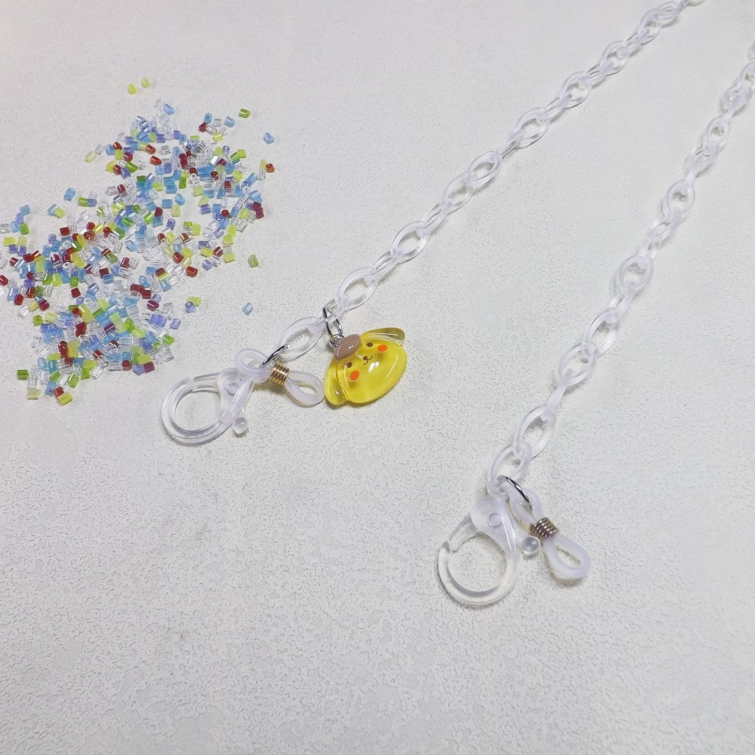 Verspielte Brillenhalterkette Aus Transparentem Material Brehn