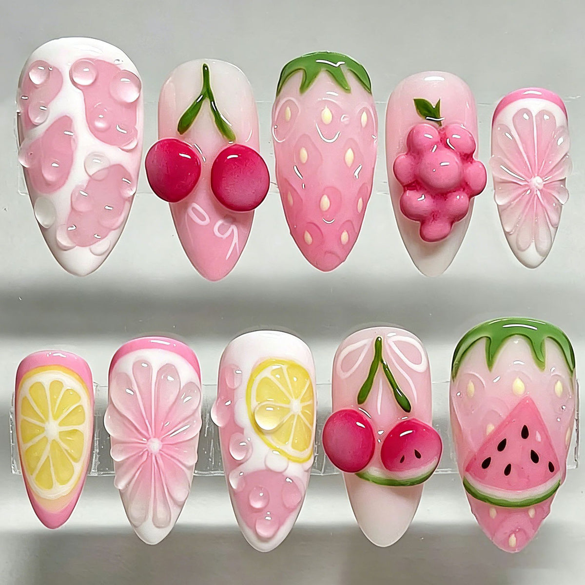 Kunstnagelset mit glamourösen Metallic-Akzenten und kreativen Designs Brehn