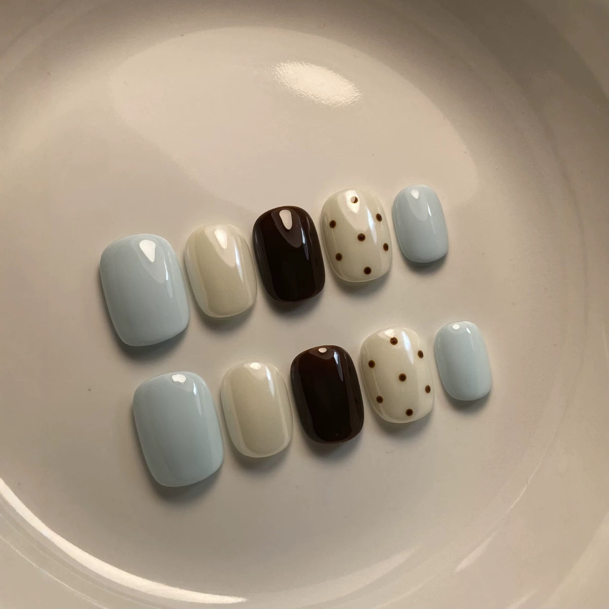 Dekoratives Press-On Nagelkunstset mit einzigartigem Punkt- und glänzendem Finish