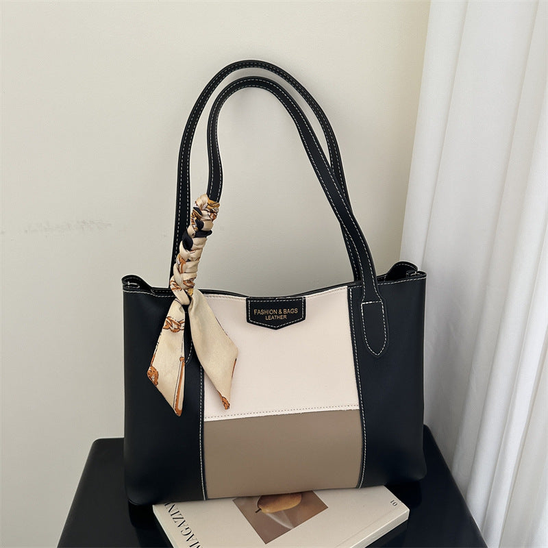 Strukturierte Tote-Handtasche mit dekorativem Schal