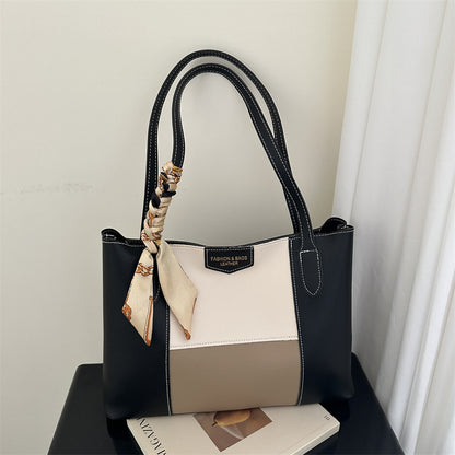 Strukturierte Tote-Handtasche mit dekorativem Schal