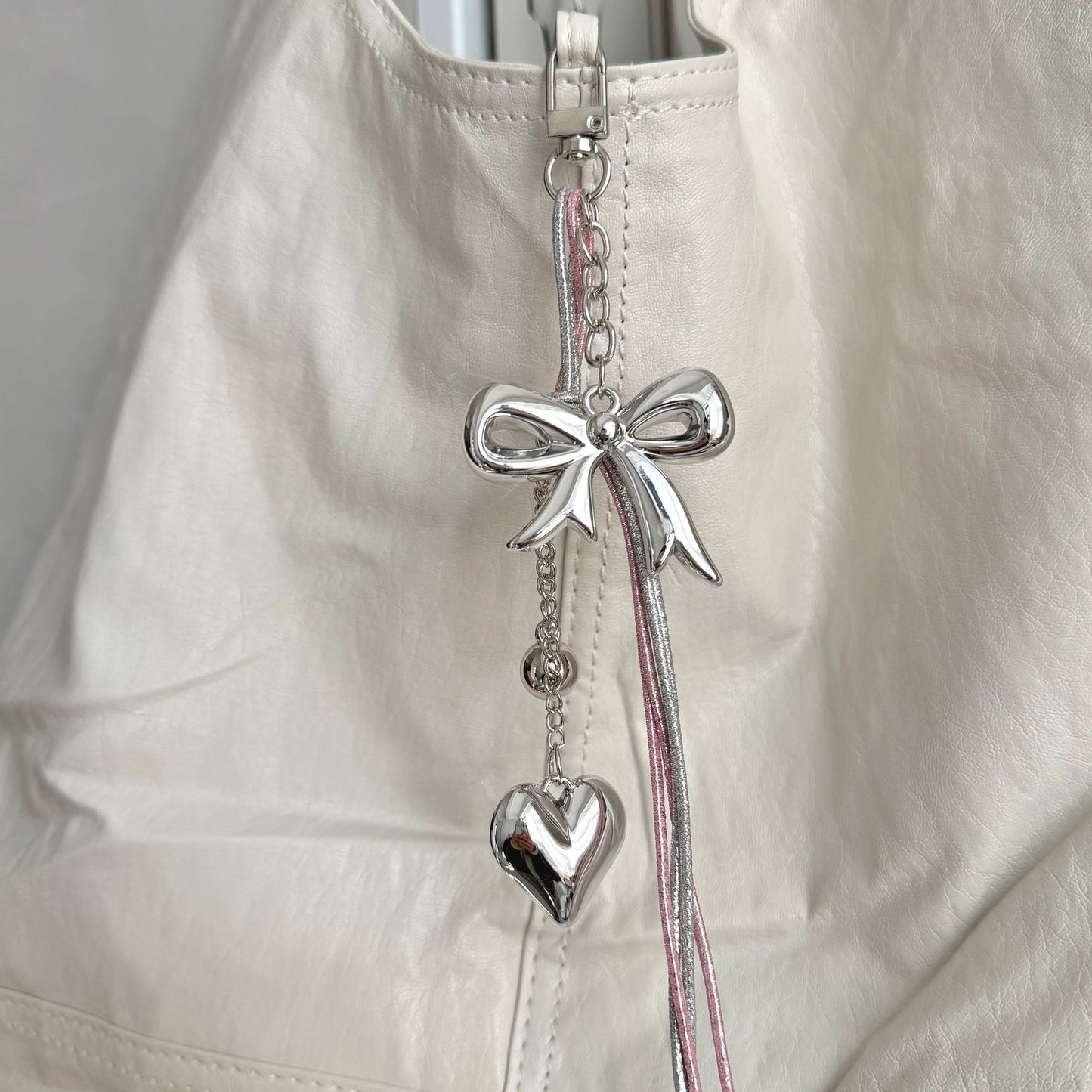 Eleganter Bow- und Herz-Charmschlüsselanhänger Brehn